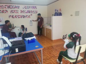 Tecnólogos médicos realizan medición oftalmológica