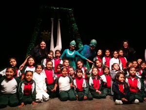 Alumnas del 1º básico A disfrutan del Teatro