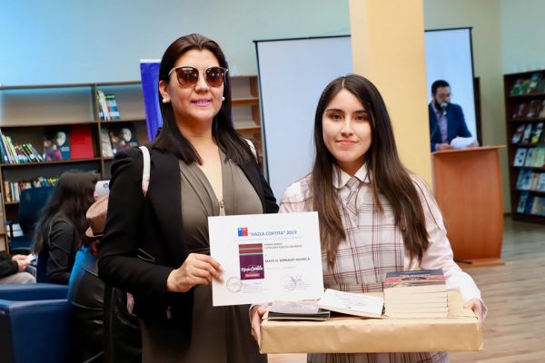 Alumna Maite Bernales, ganadora del 1er lugar en Concurso Literario "Hazla Cortita"