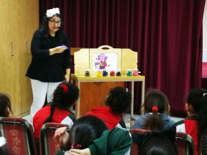 Visita de cuentacuentos a alumnas de básica