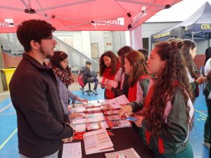Alumnas de 2º medio visitan Feria Vocacional
