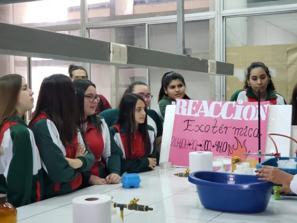Alumnas visitan Casa Abierta de la Universidad de Tarapacá