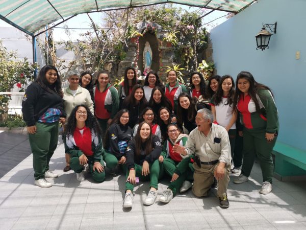 Visita de 4º medio B a Hogar de abuelitos