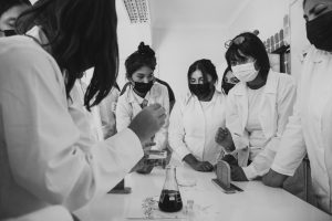 Alumnas de 4tos Medios en laboratorio de Ciencias